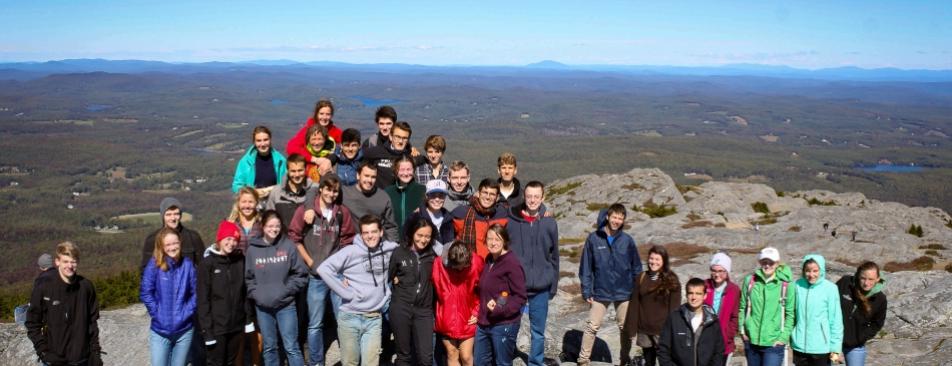 学生登顶新罕布什尔州的山. Monadnock