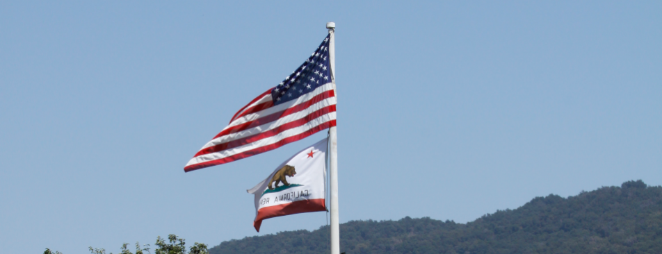 US 和 California flags fly over the California campus